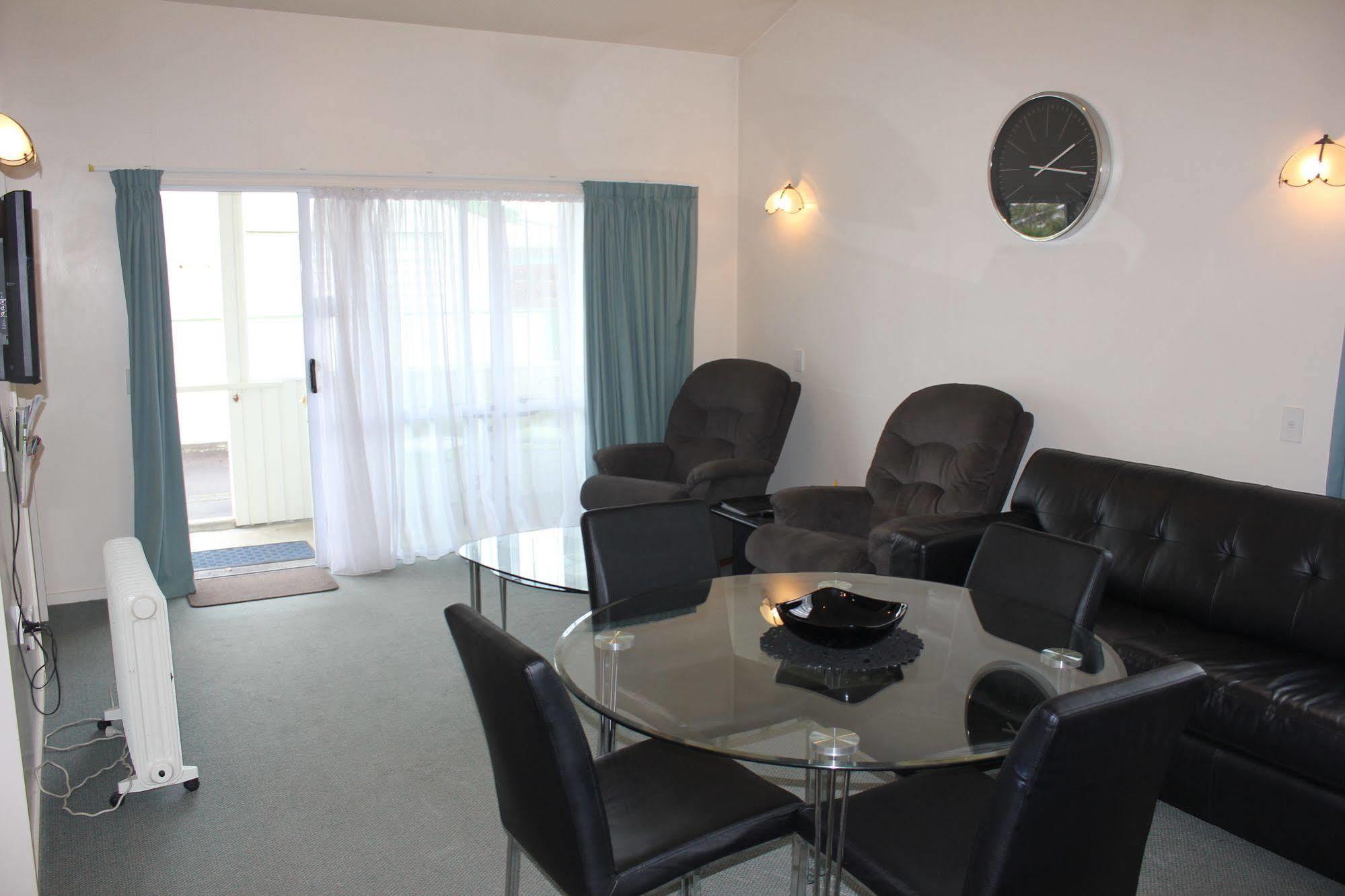 Acorn Estate Motel Мастертон Екстер'єр фото