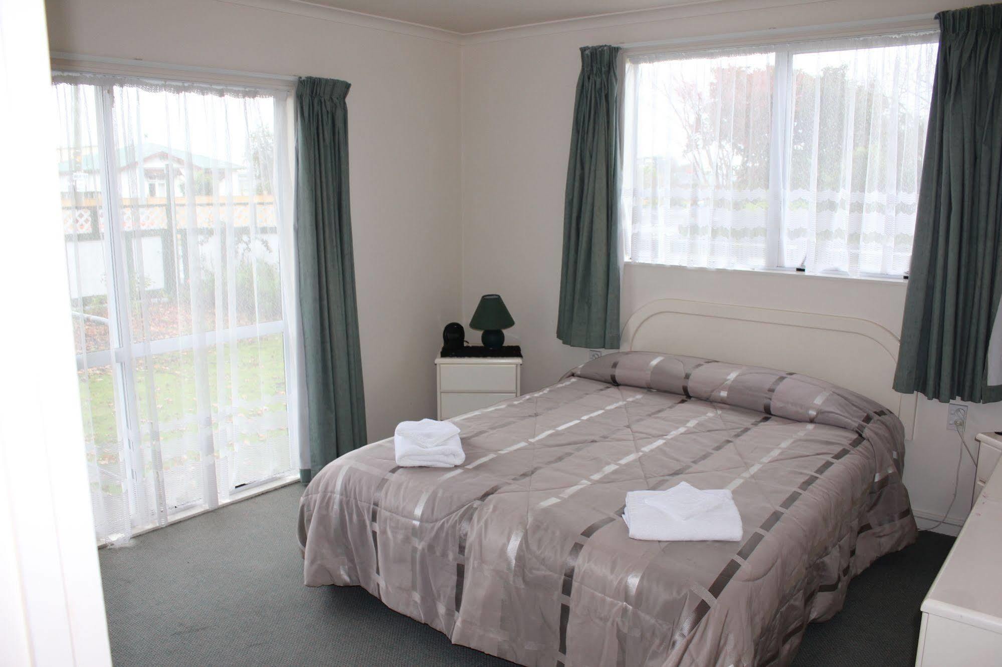 Acorn Estate Motel Мастертон Екстер'єр фото