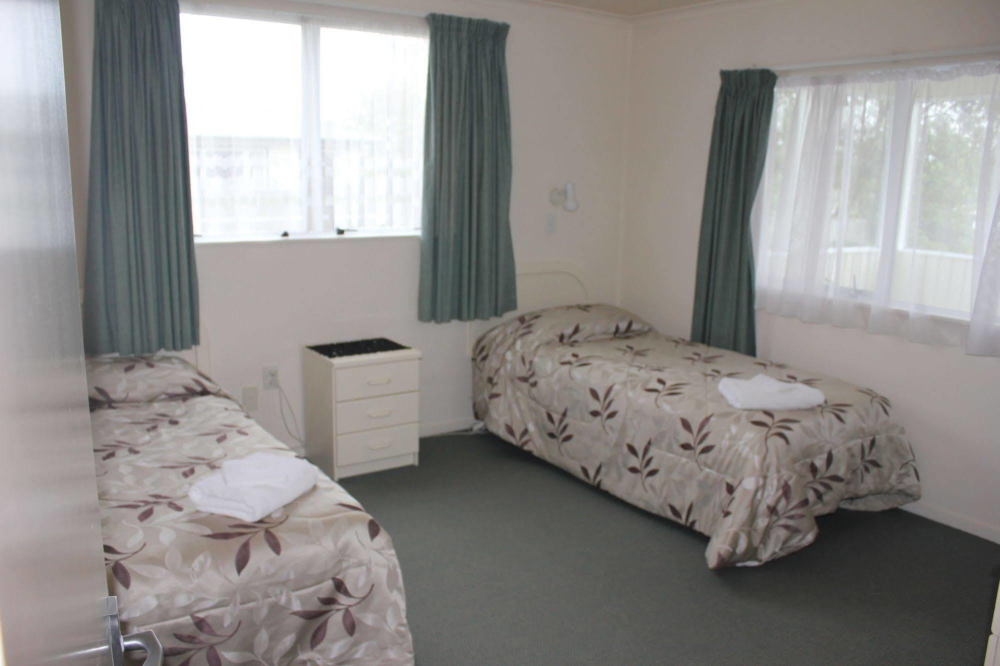 Acorn Estate Motel Мастертон Екстер'єр фото