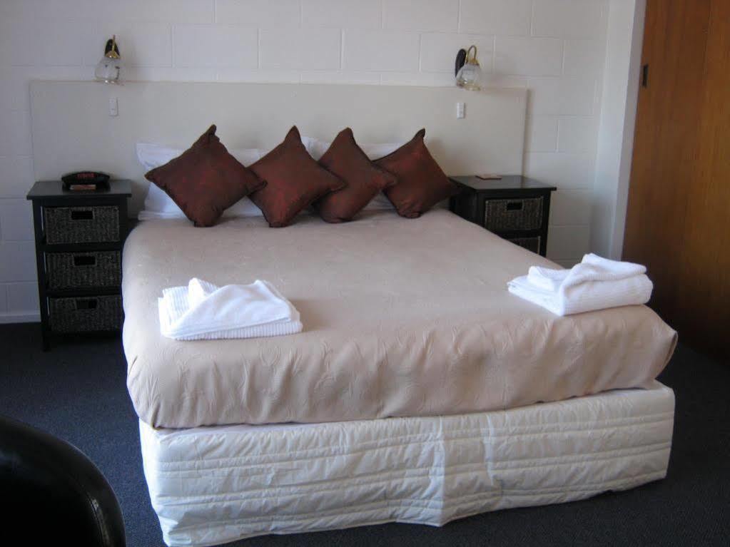 Acorn Estate Motel Мастертон Екстер'єр фото