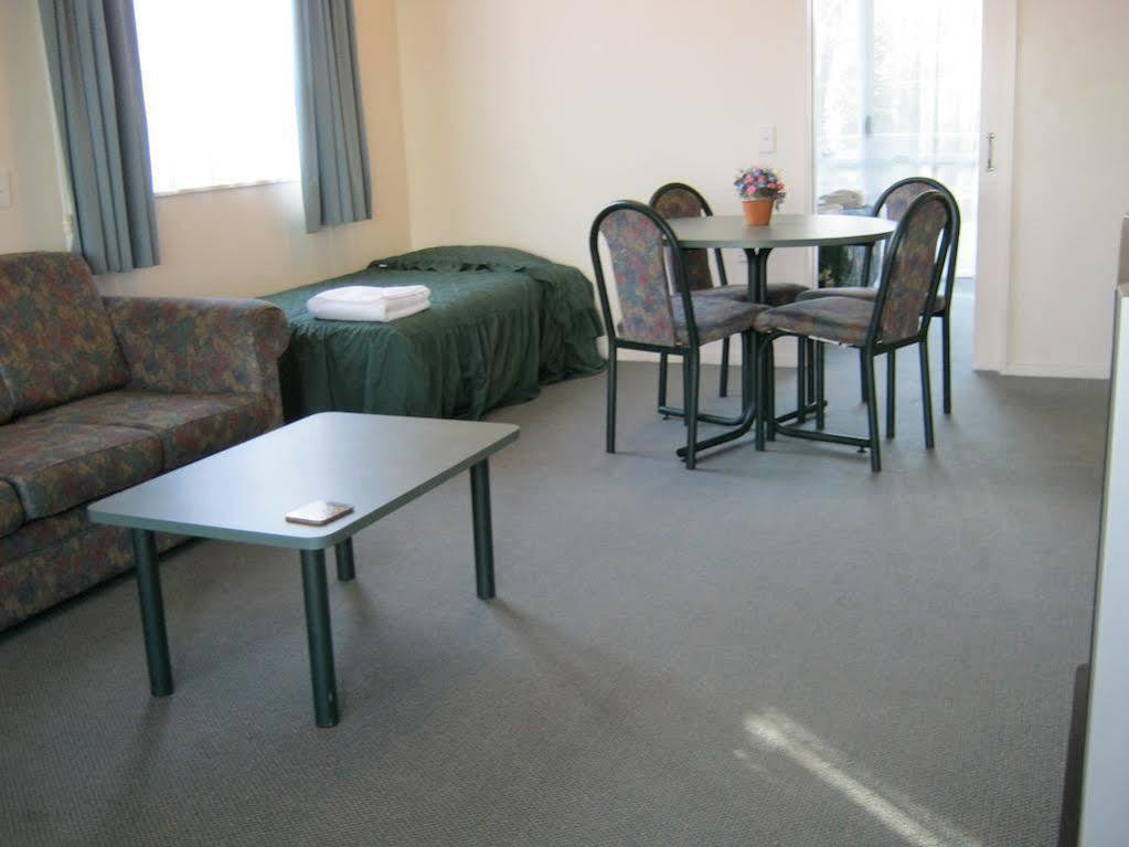 Acorn Estate Motel Мастертон Екстер'єр фото