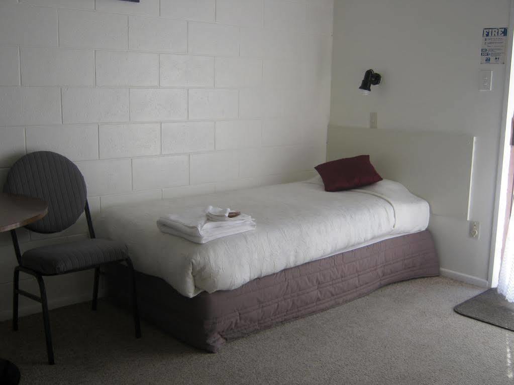 Acorn Estate Motel Мастертон Екстер'єр фото