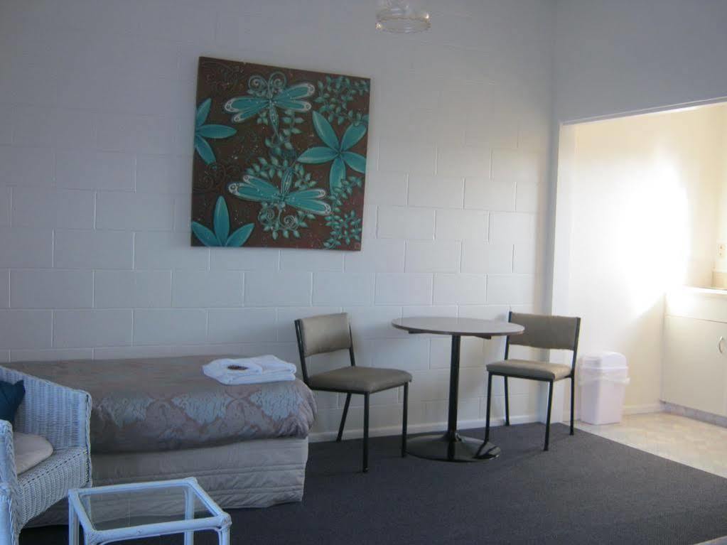 Acorn Estate Motel Мастертон Екстер'єр фото