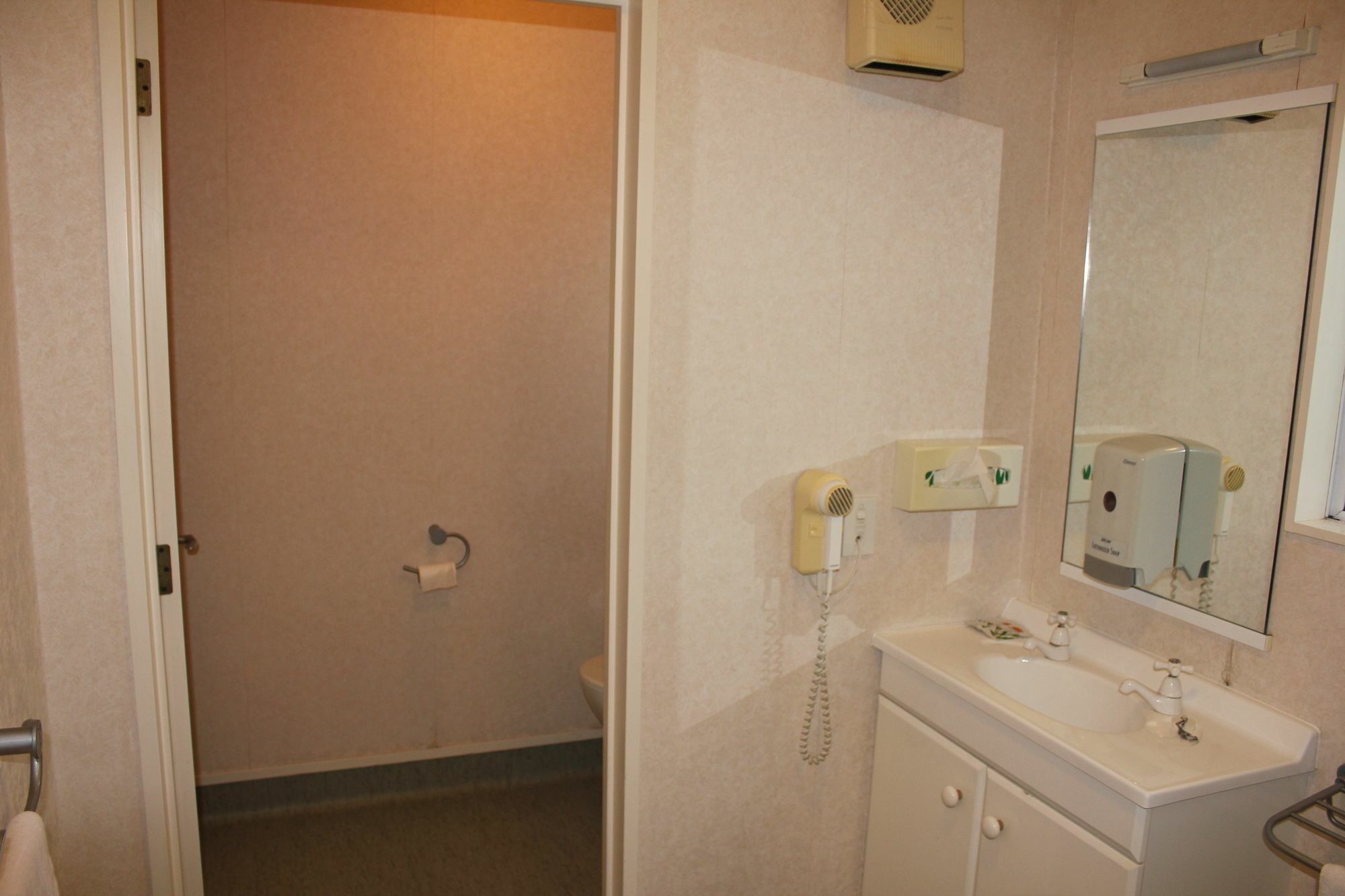 Acorn Estate Motel Мастертон Екстер'єр фото